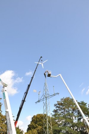 Kleinwindrad auf Strommast