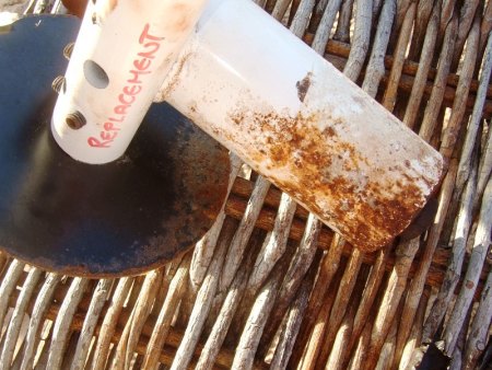 der Masthalter, gesichert mit 3 Madenschrauben