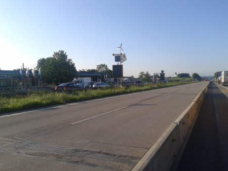Straßenlaternen mit Windkraft betrieben