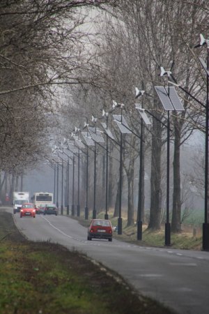 Straßenlaternen mit Windkraft betrieben