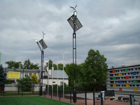 Straßenlaternen mit Windkraft betrieben