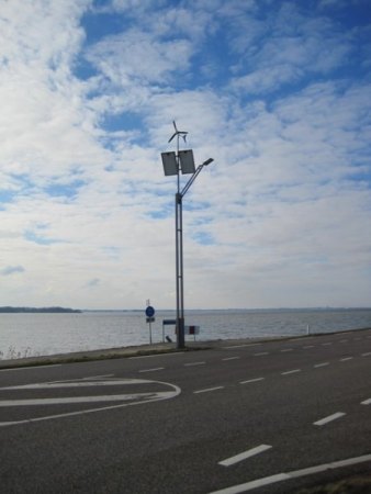 Straßenlaternen mit Windkraft betrieben