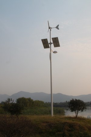 Straßenlaternen mit Windkraft betrieben