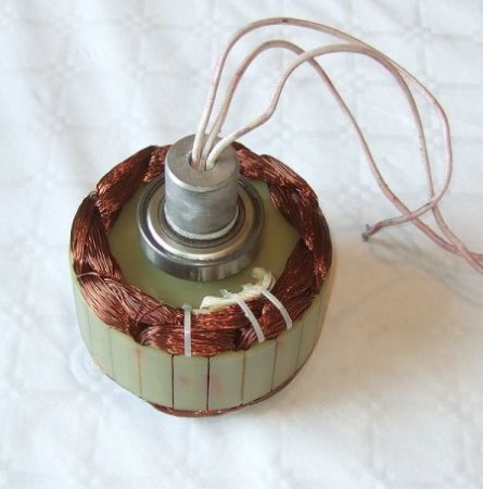 Plastik und Kabelbinder im Generator