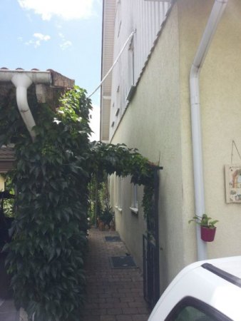 KWA zwischen Hauswand und Garage?