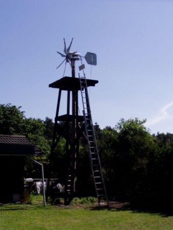 Baummast mit Gerüst.