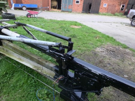 Zugvorrichtung schwenkbarer Mast !