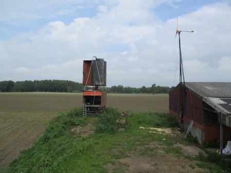 Endlich fertig ,2ter 3 Flügler mit Klappmast,abstützung am  Hallendach !