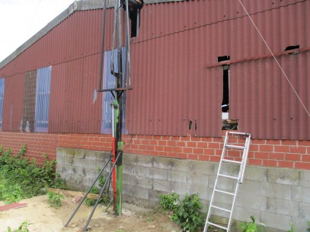 Endlich fertig ,2ter 3 Flügler mit Klappmast,abstützung am  Hallendach !