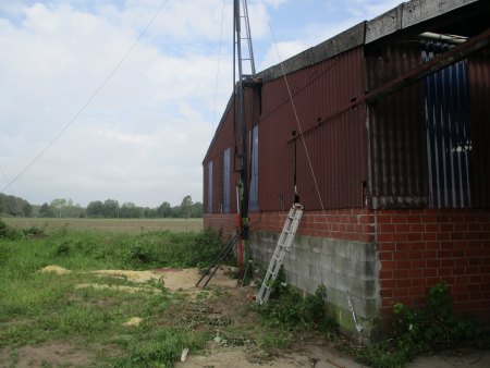 Endlich fertig ,2ter 3 Flügler mit Klappmast,abstützung am  Hallendach !