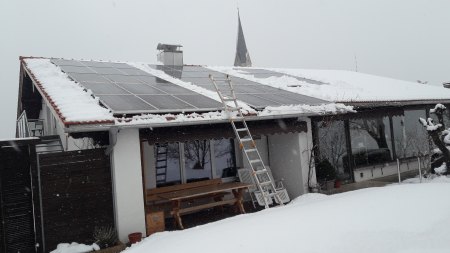 Versuchsaufbau chinesisches 500W-Windrad, 12m an einem Kirschbaumstamm