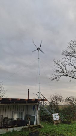 Istabreeze Windsafe 2000 + SUN-1000G2-WAL-M + 6m Mast + Kippgelenk + Wandkonsole